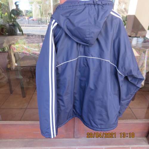 Zippered navy size XL hooded jacket.Outer in water resistant polyester.Inner fleece polyester.As new