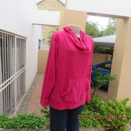 Warm magenta pink polyester fleeze long sleeve top. Pretty kangaroo pocket.Size 46/22.Unique collar