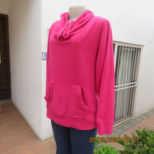 Warm magenta pink polyester fleeze long sleeve top. Pretty kangaroo pocket.Size 46/22.Unique collar