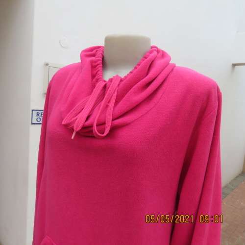 Warm magenta pink polyester fleeze long sleeve top. Pretty kangaroo pocket.Size 46/22.Unique collar