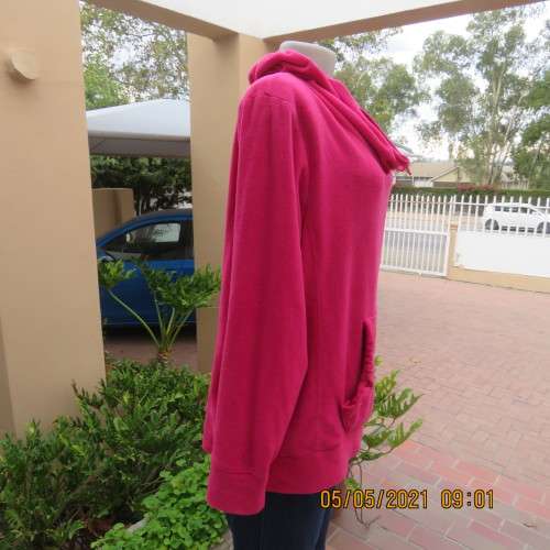 Warm magenta pink polyester fleeze long sleeve top. Pretty kangaroo pocket.Size 46/22.Unique collar