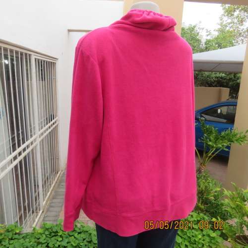 Warm magenta pink polyester fleeze long sleeve top. Pretty kangaroo pocket.Size 46/22.Unique collar