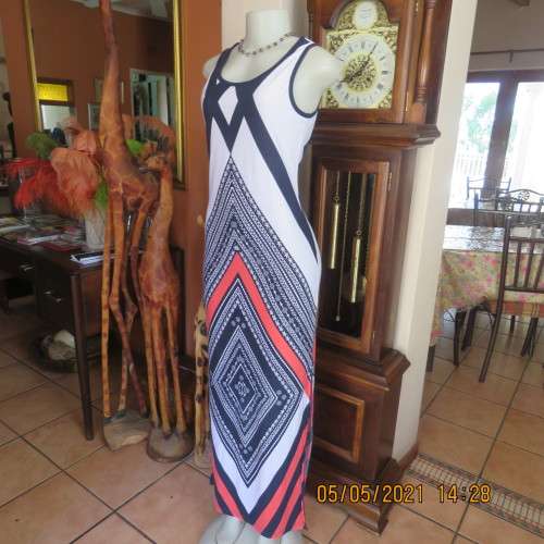 Look at me maxi dress in polyester stretch with red,black and white pattern.Size 32/8 by NETWORK