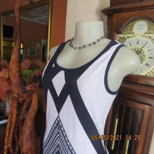 Look at me maxi dress in polyester stretch with red,black and white pattern.Size 32/8 by NETWORK