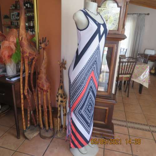 Look at me maxi dress in polyester stretch with red,black and white pattern.Size 32/8 by NETWORK