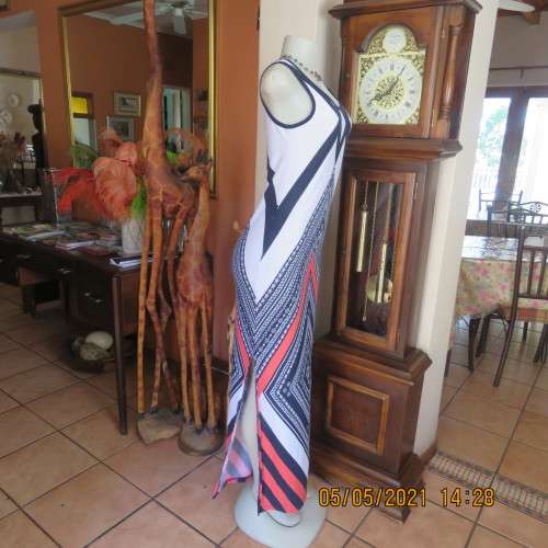 Look at me maxi dress in polyester stretch with red,black and white pattern.Size 32/8 by NETWORK