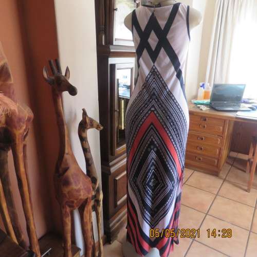 Look at me maxi dress in polyester stretch with red,black and white pattern.Size 32/8 by NETWORK