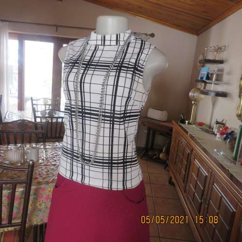 Smart SHERELLE black and white textured polyester sleeveless top.Size 30/6.Short back zip.As new