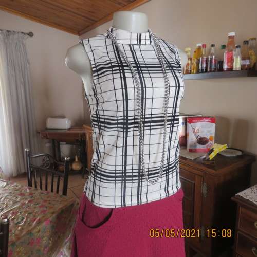 Smart SHERELLE black and white textured polyester sleeveless top.Size 30/6.Short back zip.As new