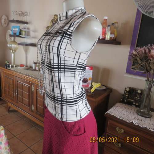 Smart SHERELLE black and white textured polyester sleeveless top.Size 30/6.Short back zip.As new