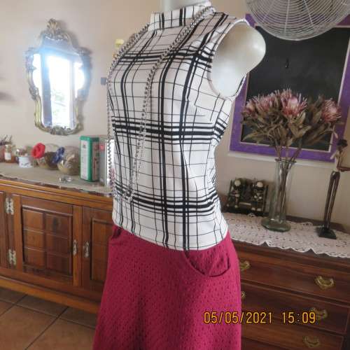 Smart SHERELLE black and white textured polyester sleeveless top.Size 30/6.Short back zip.As new
