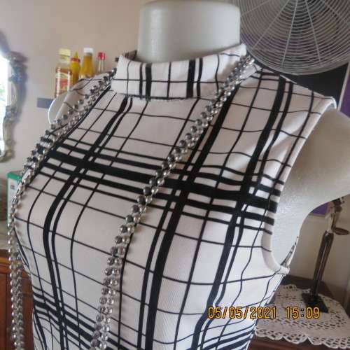 Smart SHERELLE black and white textured polyester sleeveless top.Size 30/6.Short back zip.As new