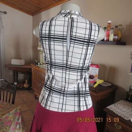 Smart SHERELLE black and white textured polyester sleeveless top.Size 30/6.Short back zip.As new