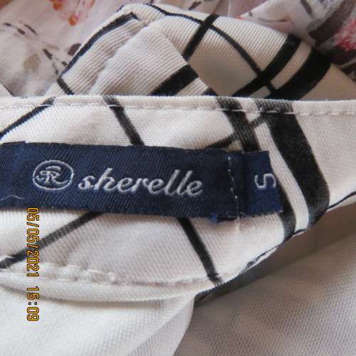 Smart SHERELLE black and white textured polyester sleeveless top.Size 30/6.Short back zip.As new