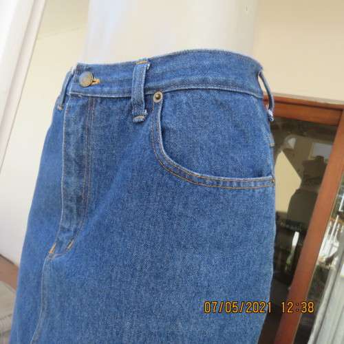 Chic blue denim jeans knee lenght skirt by TIFFANY size 38/14. Yoked back. New condition