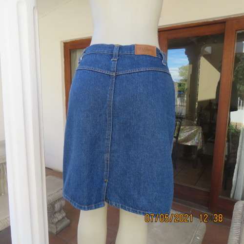Chic blue denim jeans knee lenght skirt by TIFFANY size 38/14. Yoked back. New condition