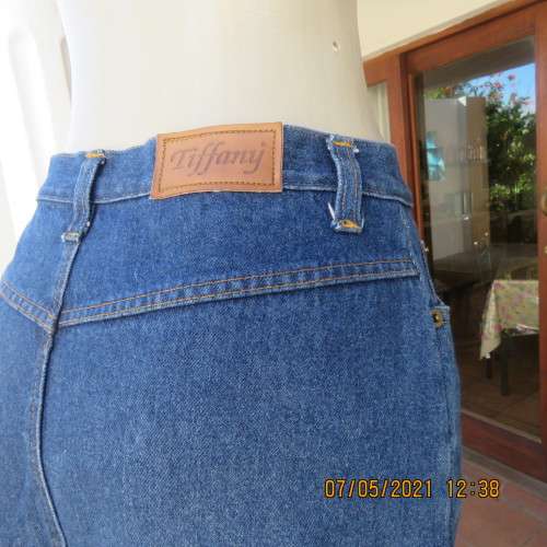 Chic blue denim jeans knee lenght skirt by TIFFANY size 38/14. Yoked back. New condition