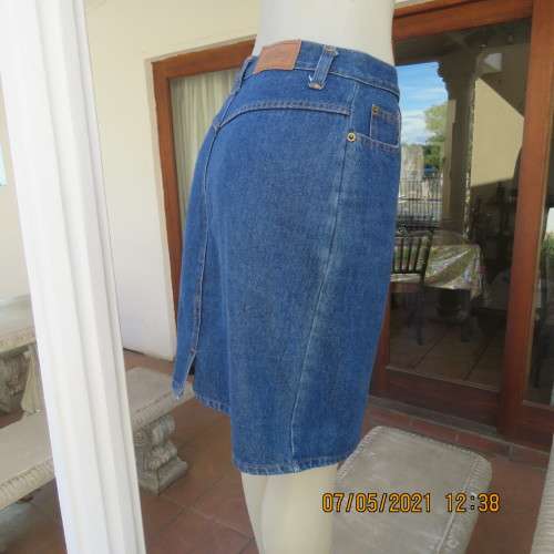 Chic blue denim jeans knee lenght skirt by TIFFANY size 38/14. Yoked back. New condition