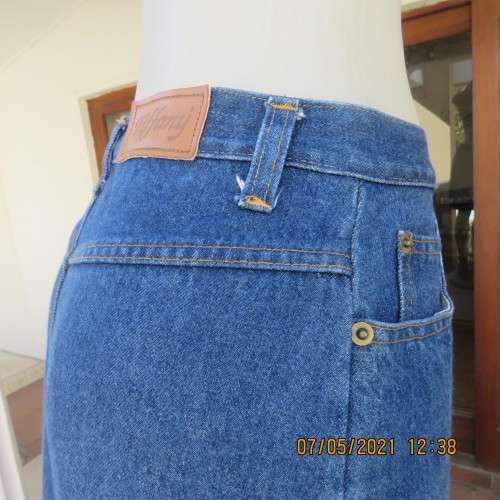 Chic blue denim jeans knee lenght skirt by TIFFANY size 38/14. Yoked back. New condition