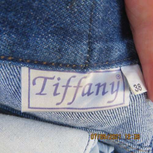 Chic blue denim jeans knee lenght skirt by TIFFANY size 38/14. Yoked back. New condition