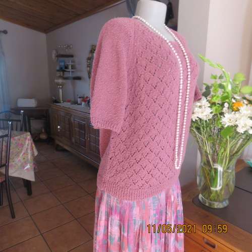 Fabulous mauve colour acrylic knit short raglan sleeve top size 42/18.Lace patterned front.As new