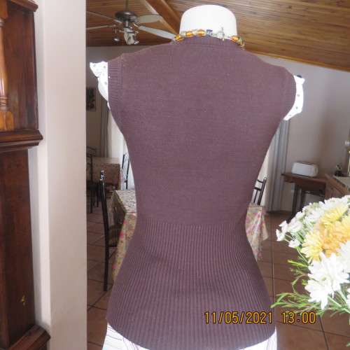 Unique choc brown knitted sleeveless pullover with cream/brown polkadot inlays. Size 32 by INWEAR.