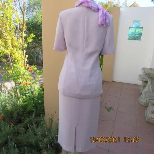Amazing 2 pc skirt suit in soft lilac.Tailored short sleeve jacket and pencil skirt.Size 32/8.WOOLW.