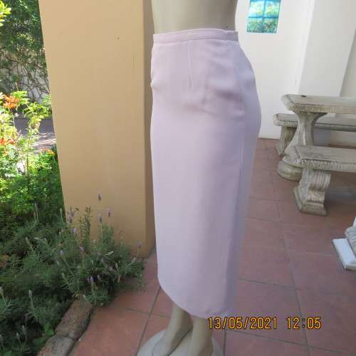 Amazing 2 pc skirt suit in soft lilac.Tailored short sleeve jacket and pencil skirt.Size 32/8.WOOLW.