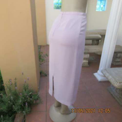 Amazing 2 pc skirt suit in soft lilac.Tailored short sleeve jacket and pencil skirt.Size 32/8.WOOLW.