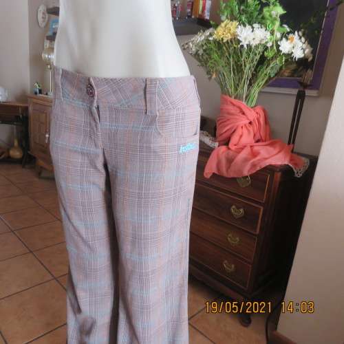 Easy to wear low rise check bootcut pants in poly/rayon stretch. By INSTINCT size 36 to 38.As new