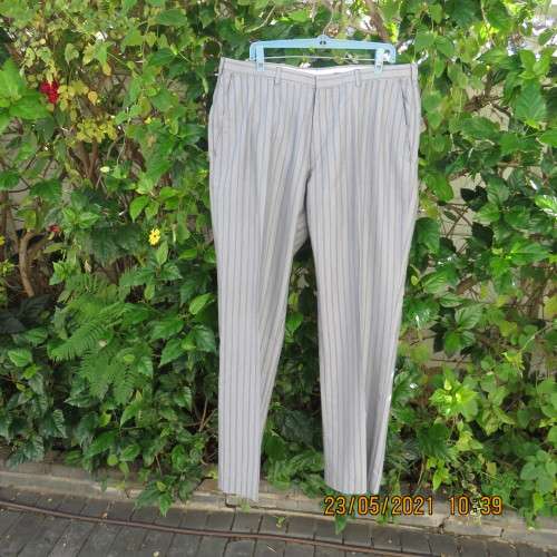 Men`s silvergrey striped pants by CARDUCCI in size 36+. Pockets sides and back. New condition