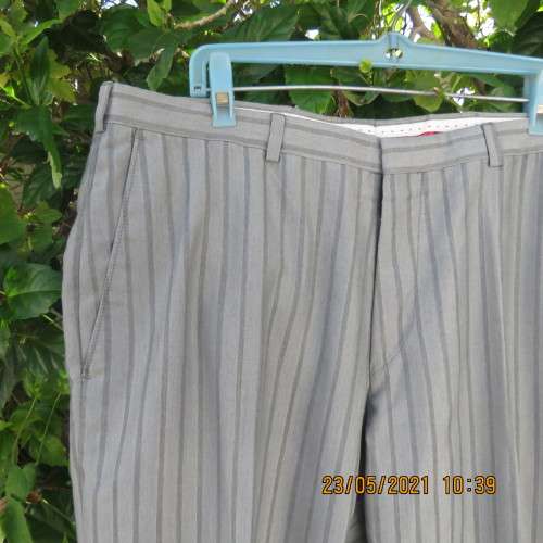 Men`s silvergrey striped pants by CARDUCCI in size 36+. Pockets sides and back. New condition