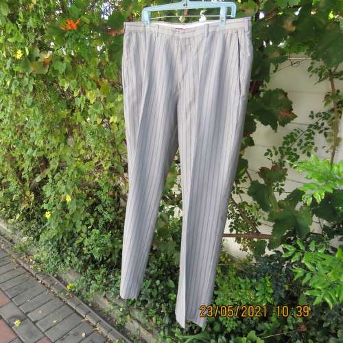 Men`s silvergrey striped pants by CARDUCCI in size 36+. Pockets sides and back. New condition
