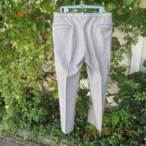 Men`s silvergrey striped pants by CARDUCCI in size 36+. Pockets sides and back. New condition