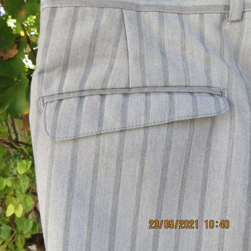 Men`s silvergrey striped pants by CARDUCCI in size 36+. Pockets sides and back. New condition