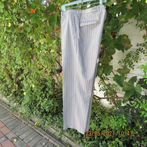 Men`s silvergrey striped pants by CARDUCCI in size 36+. Pockets sides and back. New condition
