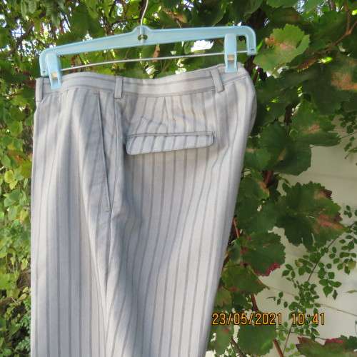 Men`s silvergrey striped pants by CARDUCCI in size 36+. Pockets sides and back. New condition