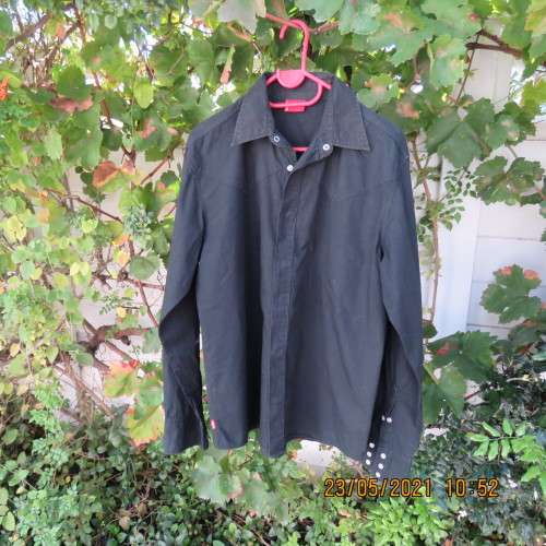 LEVI`S black long sleeve men`s shirt size M-chest 106cm. Western style yokes.100% cotton.