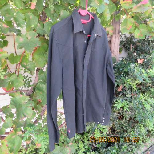 LEVI`S black long sleeve men`s shirt size M-chest 106cm. Western style yokes.100% cotton.