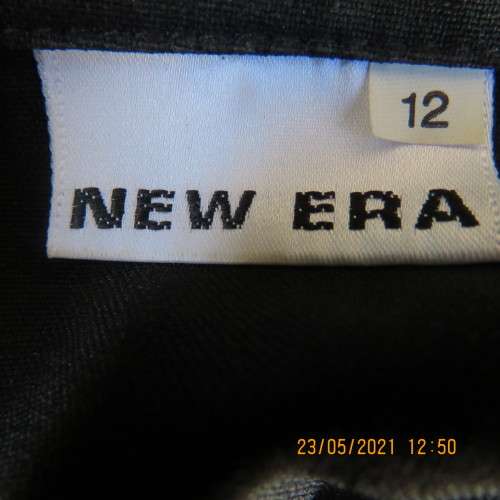 In style black sleeveless top with white trimmings.Button down with open collar By NEW ERA size 36