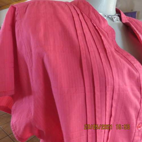 Beautiful magenta pink size 46/22 capped sleeve top by DONNA CLAIRE in 100% cotton from India.As new