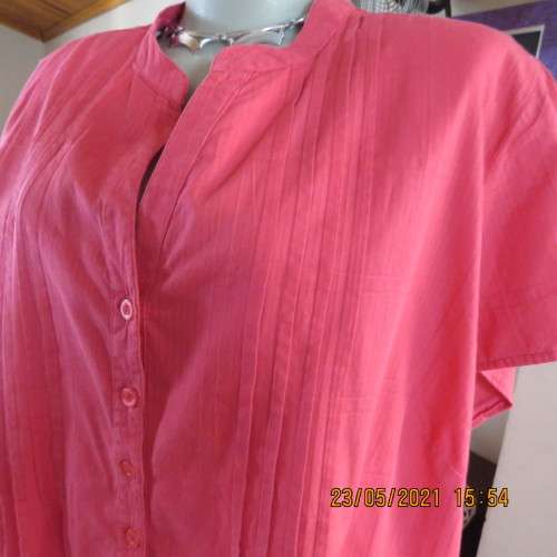 Beautiful magenta pink size 46/22 capped sleeve top by DONNA CLAIRE in 100% cotton from India.As new