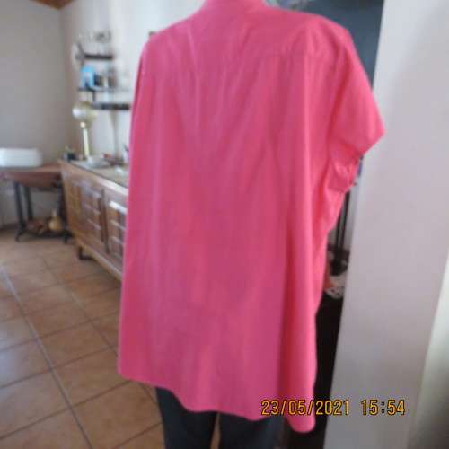 Beautiful magenta pink size 46/22 capped sleeve top by DONNA CLAIRE in 100% cotton from India.As new