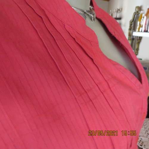 Beautiful magenta pink size 46/22 capped sleeve top by DONNA CLAIRE in 100% cotton from India.As new