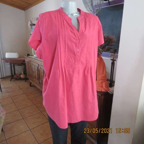 Beautiful magenta pink size 46/22 capped sleeve top by DONNA CLAIRE in 100% cotton from India.As new
