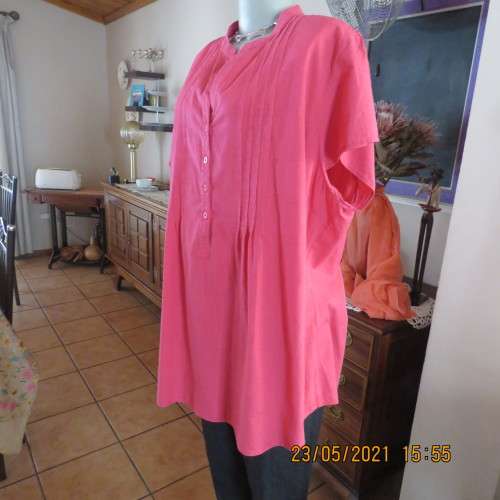 Beautiful magenta pink size 46/22 capped sleeve top by DONNA CLAIRE in 100% cotton from India.As new