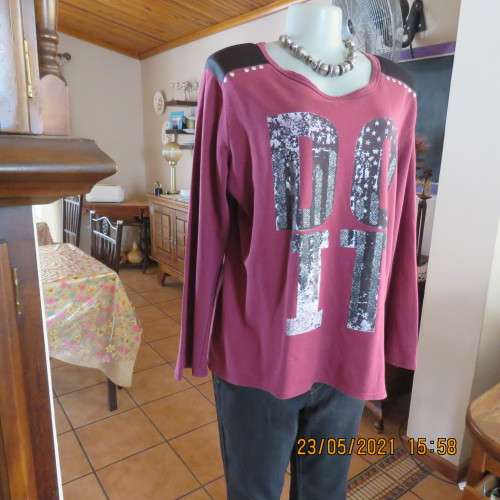 Maroon long sleeve slip over AUDACITY slip over 100% cotton top with black/silver DO IT logo.Size 40