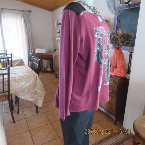 Maroon long sleeve slip over AUDACITY slip over 100% cotton top with black/silver DO IT logo.Size 40