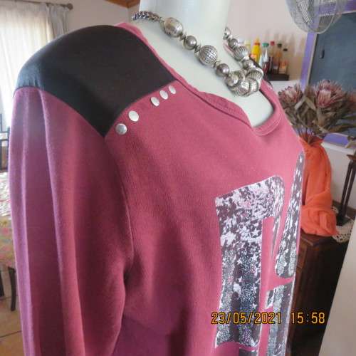 Maroon long sleeve slip over AUDACITY slip over 100% cotton top with black/silver DO IT logo.Size 40