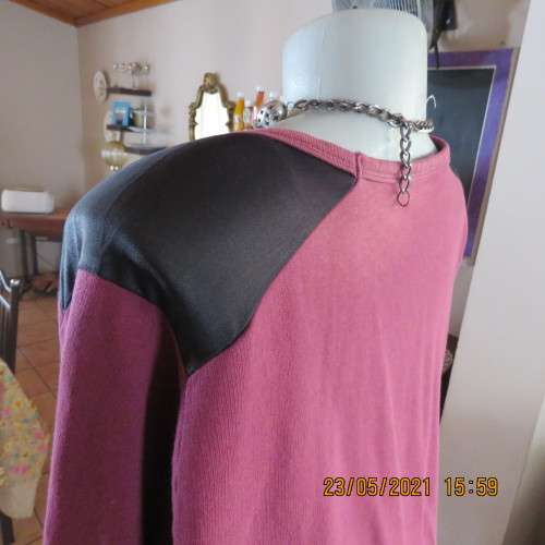Maroon long sleeve slip over AUDACITY slip over 100% cotton top with black/silver DO IT logo.Size 40